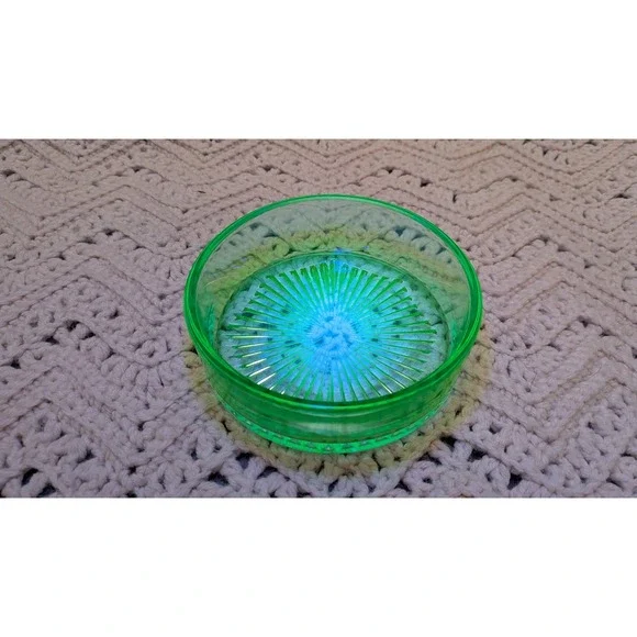 Vintage Green Uranium Glass Bowl Starburst Pattern Glows UV Blacklight 4.5 Inch - Picture 4 of 7